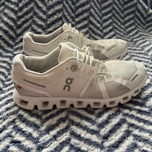 On Cloud tennis shoes, white, women’s 6.5